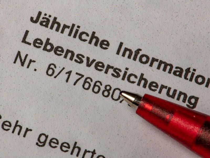 Einmal im Jahr müssen Lebensversicherungen ihre Kunden über die Entwickulung der Policen informieren. Laut einer Studie erfüllen diese Schreiben meist die Mindestanforderungen. Foto: Armin Weigel