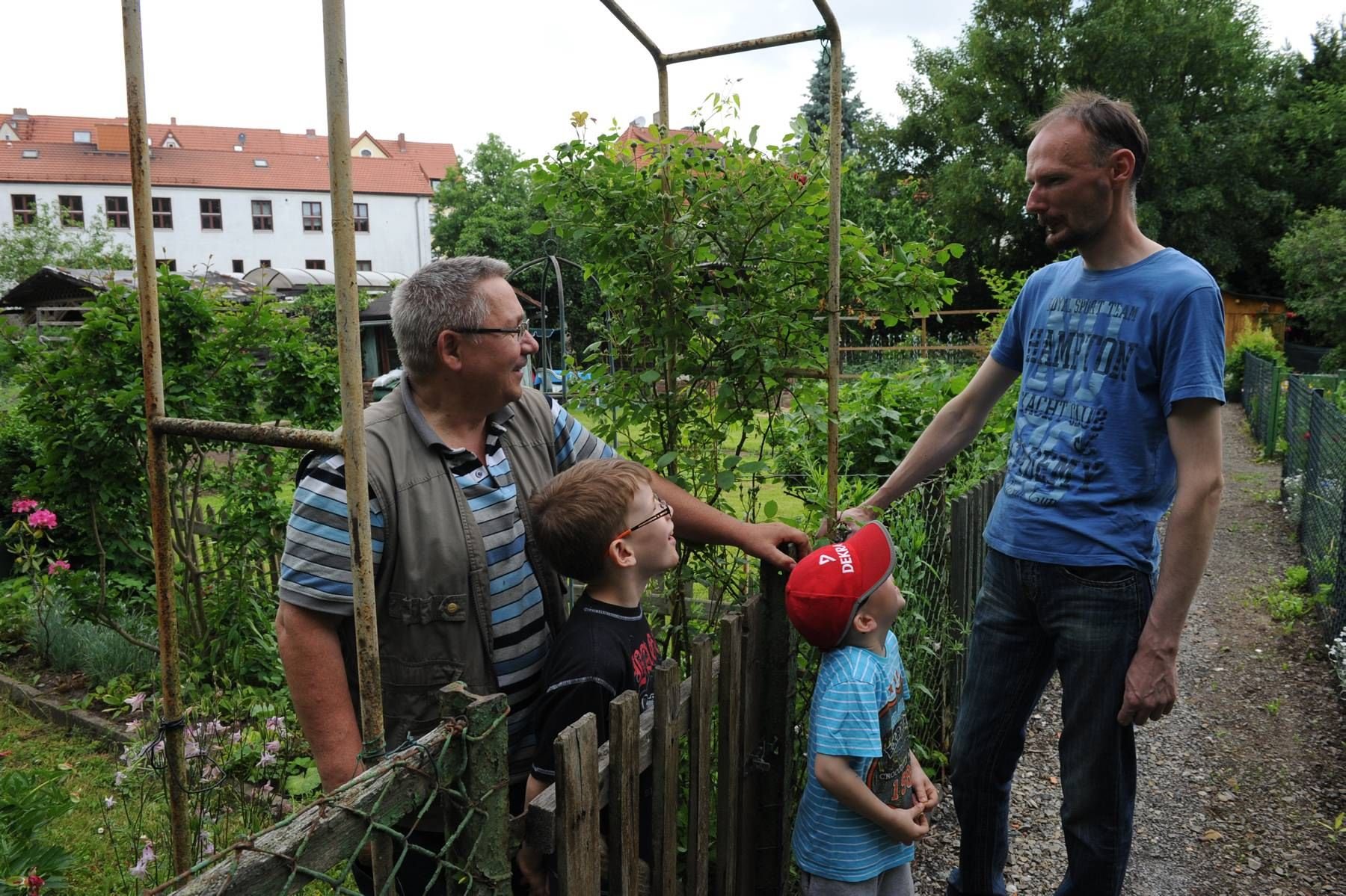 Vorsitzender Guido Roswora (rechts) im Gespräch mit Gerhard Zinke und den Kindern Leon und Florian.