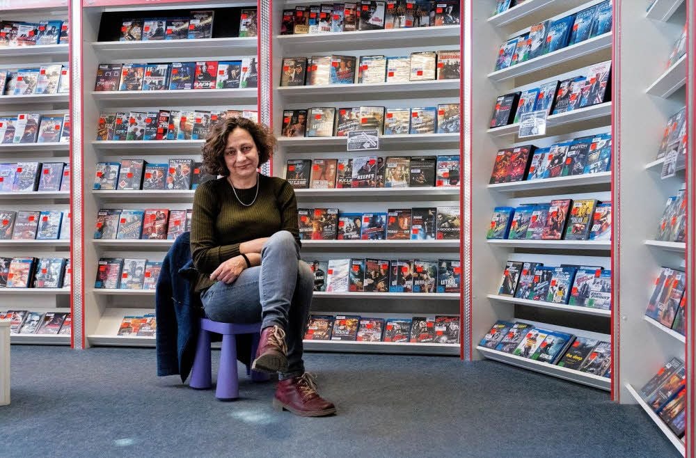 Seit 1999 existierte die Videothek am Bahnhof. Nun muss Filialleiterin Ines Fiedler die Filmbestände verkaufen.