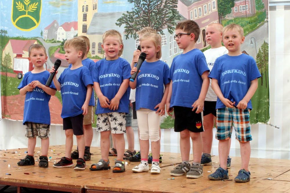 Wie stolz sie darauf sind, Dorfkinder zu sein, bekundeten die jüngsten Düßnitzer mitreißend singend zu dem als Playback eingespielten Song.