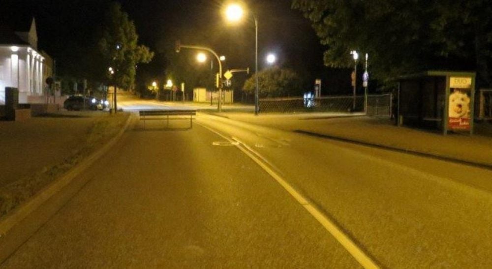 Alte Promenade in Sangerhausen: Schlecht zu sehen - so stand die Bank auf der Fahrbahn.