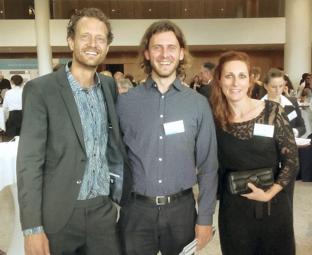 Hermann Hetzer (r.) aus Merseburg mit Fairphone-Gründer Bas van Abel bei der Preisverleihung in Würzburg