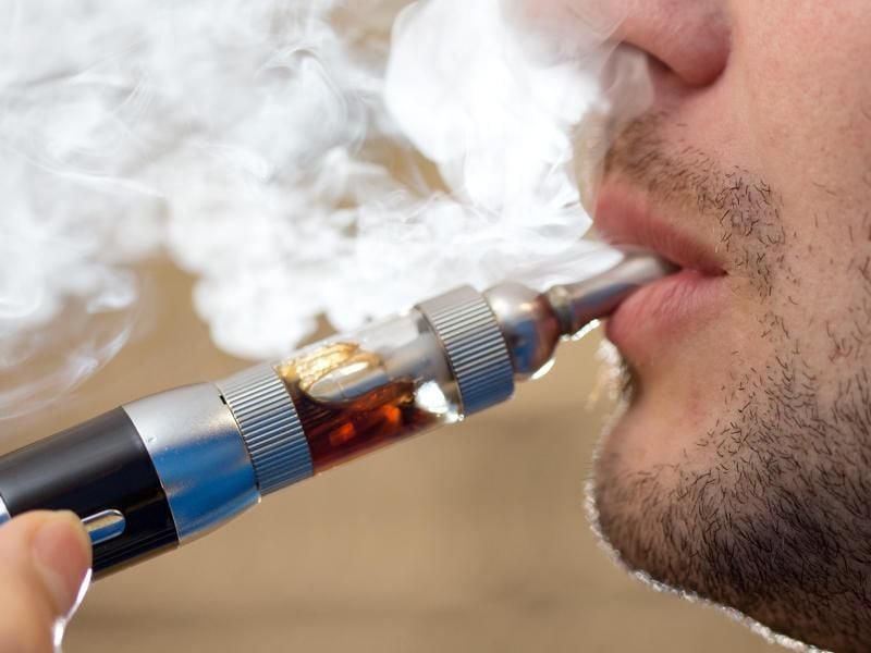 Das Bundesinstitut für Risikobewertung warnt vor dem Verschlucken von E-Zigaretten-Liquids. Das in der Flüssigkeit enthaltene Nikotin kann schon in geringen Mengen tödlich wirken. Foto: Friso Gentsch/dpa