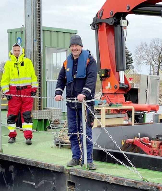 Sven Schäfer (rechts) ruft die Kommandos über die Elbe.