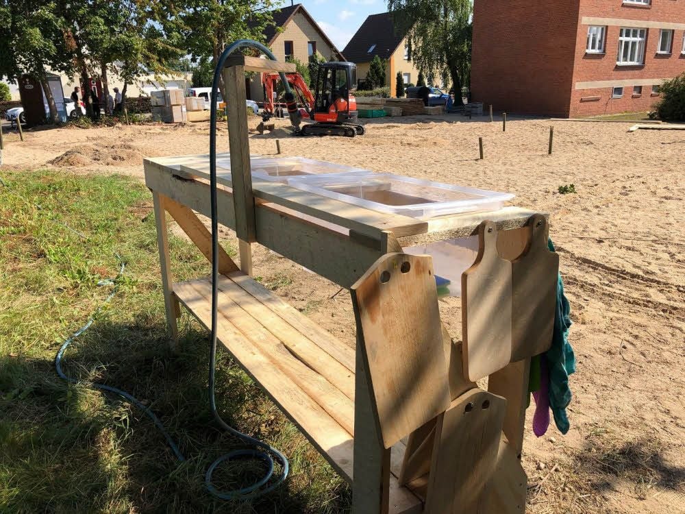In der eigens gebauten Spüle wird nach dem Kochen abgewaschen.