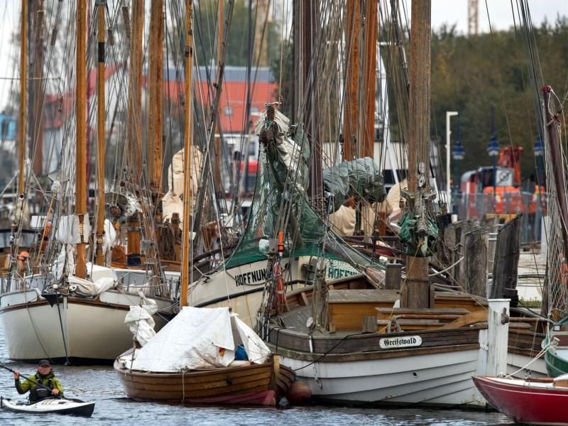 Alte Segelschiffe. Foto: Jens Büttner/Archiv