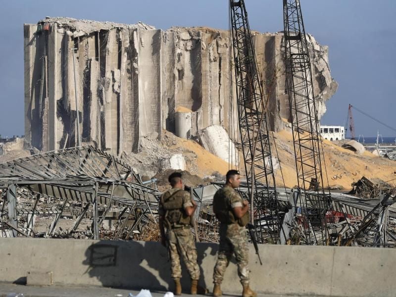 Soldaten der libanesischen Armee stehen Wache an dem Ort, an dem es am 4. August zu einer massiven Explosion kam. Foto: Hussein Malla/AP/dpa
