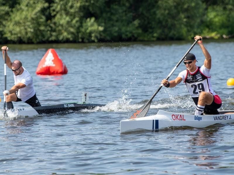 Jan Vandrey (r) setzt sich im Finale der Einer-Canadier vor Peter Kretschmer durch. Foto: Monika Skolimowska