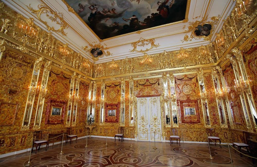 Das nachgebildete Bernsteinzimmer im Katharinenpalast in Puschkin bei Sankt Petersburg. Das Original gilt seit 1945 als verschollen.