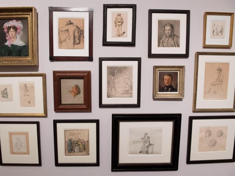 Bilder der Sonderausstellung „Die Dänen!” hängen im Pommerschen Landesmuseum. Foto: Stefan Sauer