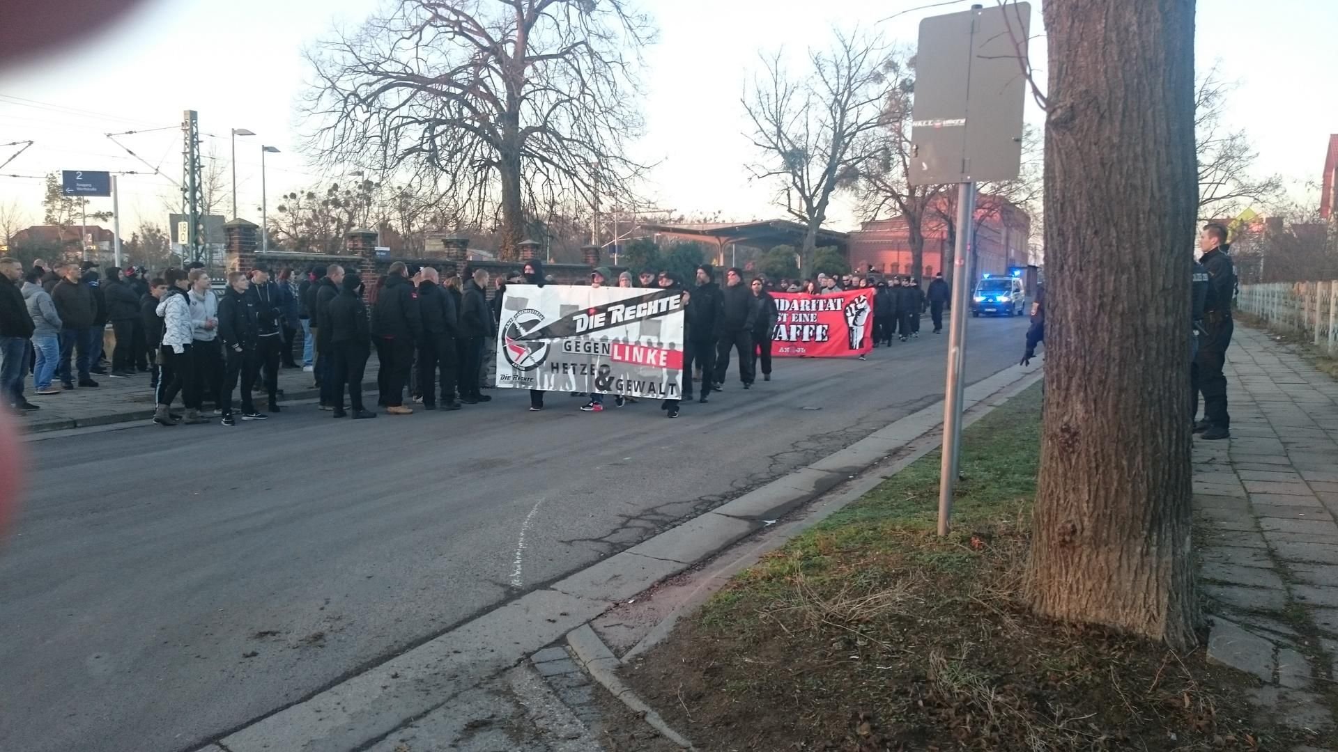 Aufmarsch rechter Demonstration vor dem Roßlauer Bahnhof.