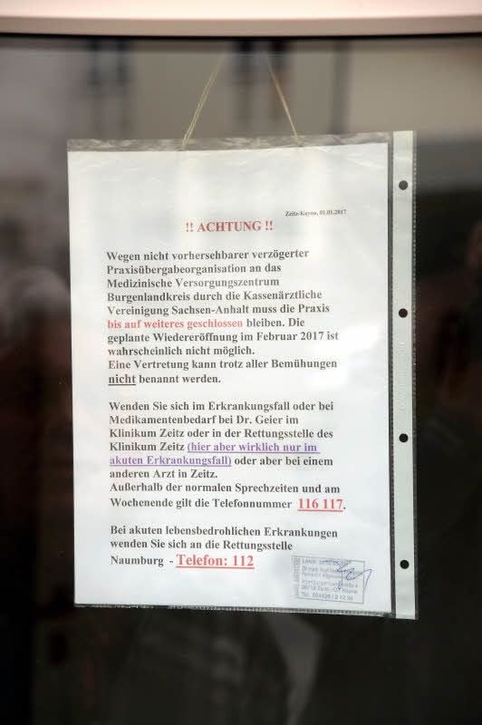 Dieses Schild hängt in Kayna an der Praxis von Dr. Friedrich.