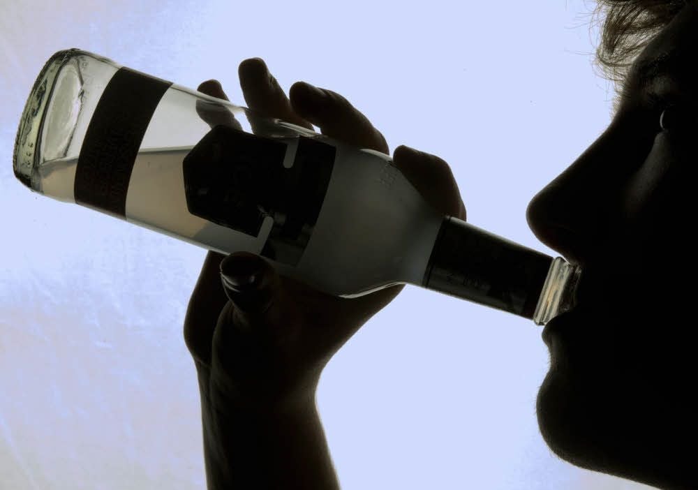 „Alcopops“ - Mixgetränke mit Alkohol, wie sie der Junge auf unserem Archivbild trinkt - sind häufig der Einstieg in die Welt des Alkohols.
