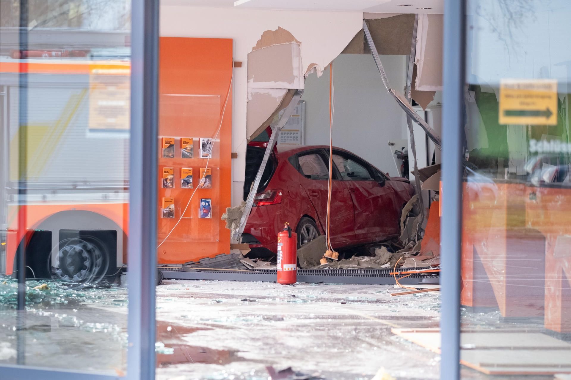 Ein Auto steht in den Räumen eines Autovermieters in Hannover nachdem es die Schaufensterscheibe durchbrochen und ist bis in ein Büro gefahren.