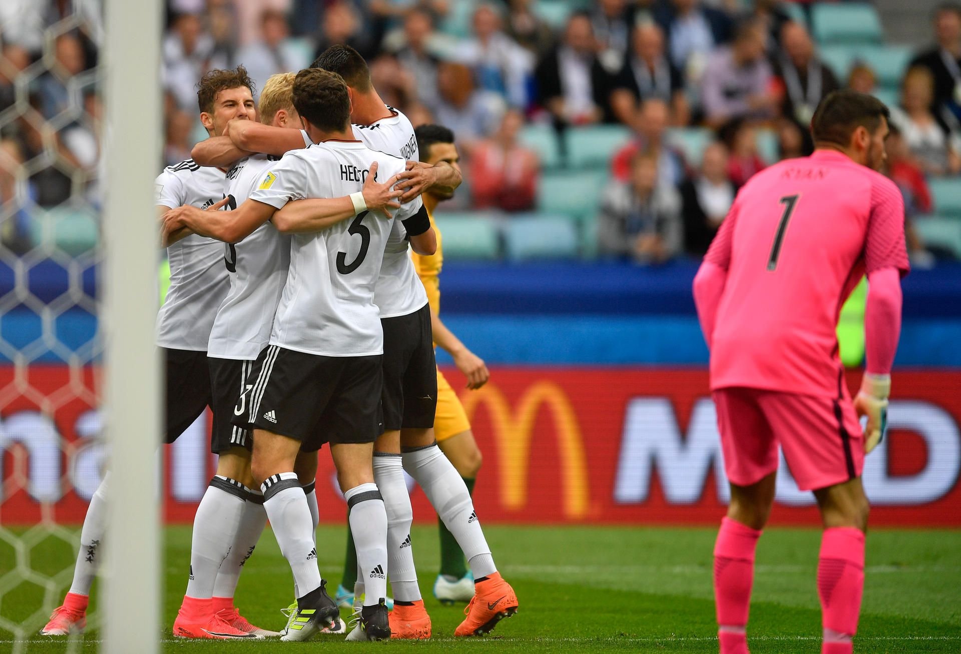 Erfolgreicher Auftakt beim Confed Cup: Die deutsche Nationalmannschaft ringt Australien mit 3:2 nieder.