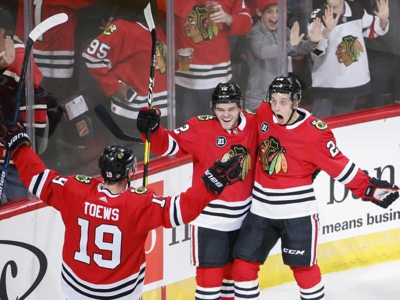 Die Chicago Blackhawks um den deutschen Nationalspieler Dominik Kahun (r) gewannen gegen die St. Louis Blues. Foto: Kamil Krzaczynski/AP