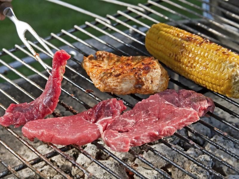 Herz, Niere oder Flanke: Vom Rind gibt es neben Hüfte und Co. viele Teilstücke, die sich gut grillen lassen. Foto: Monique Wüstenhagen