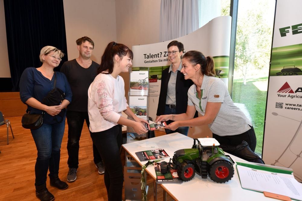 Schülerin Tanja Gutjahr lässt sich von Agco-Mitarbeiterin Franziska Müller beraten.