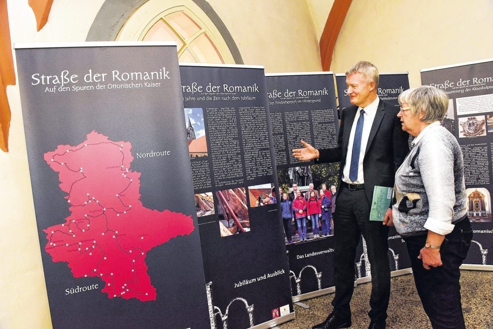 Eisleben: Thomas Pleye, Präsident des Landesverwaltungsamtes, erklärt Oberbürgermeisterin Jutta Fischer eine der Schautafeln der neuen Ausstellung.