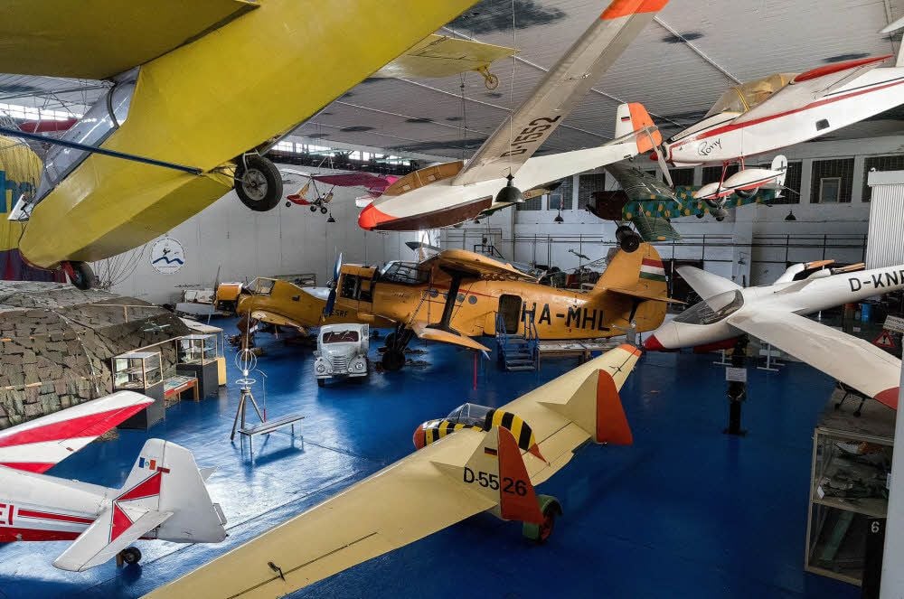 Lassen in der großen Halle des Museums schon die Flugzeuge die Nasen hängen ob der Geschichten, die sich hinter den Kulissen abspielen?
