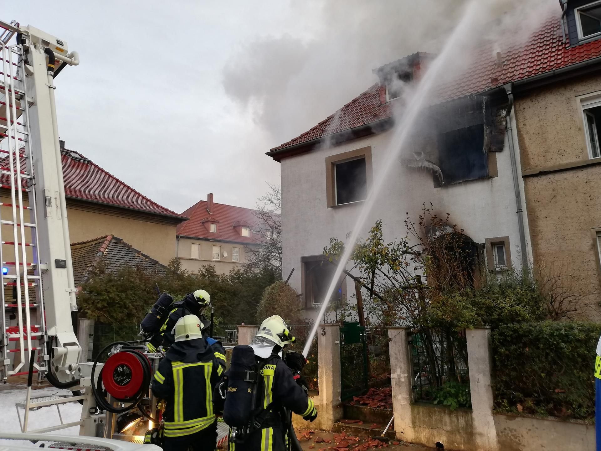 Einsatzkräfte der Feuerwehr beim Löschen eines Wohnhauses in Leuna. Zwei Menschen waren bei dem Brand verletzt worden.