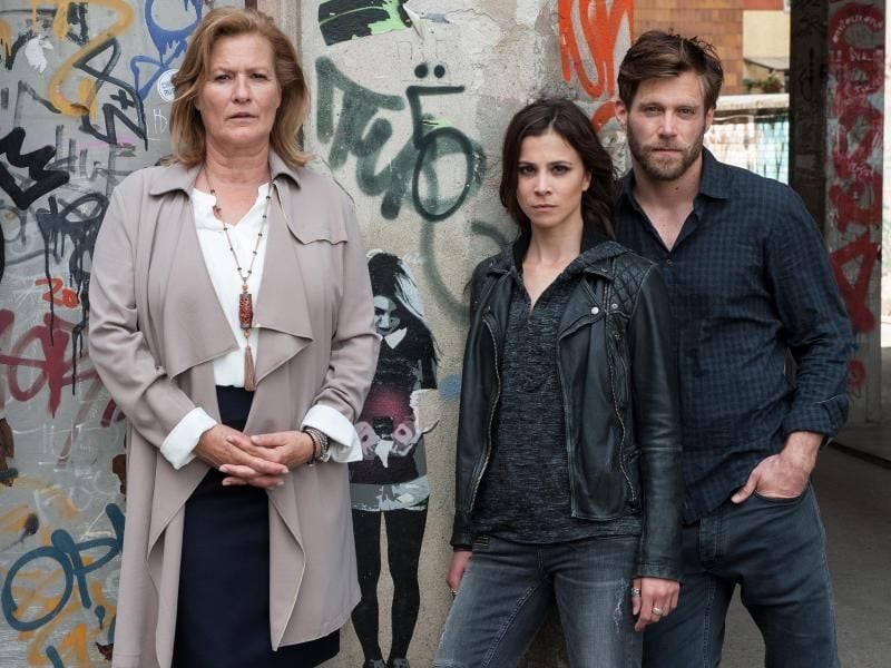 Hannah (Susanne von Borsody, l-r), Aylin (Aylin Tezel) und Jan (Ken Duken) in einer Szene des ARD-Degeto-Thrillers „Die Informantin”. Foto: Britta Kreh/ARD Degeto/UFA Fiction
