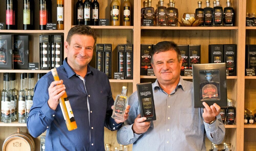 Familienbande: René (l.) und Gerhard Büchner produzieren Hochprozentiges im Salzatal und bieten es jetzt auch in Halle an.