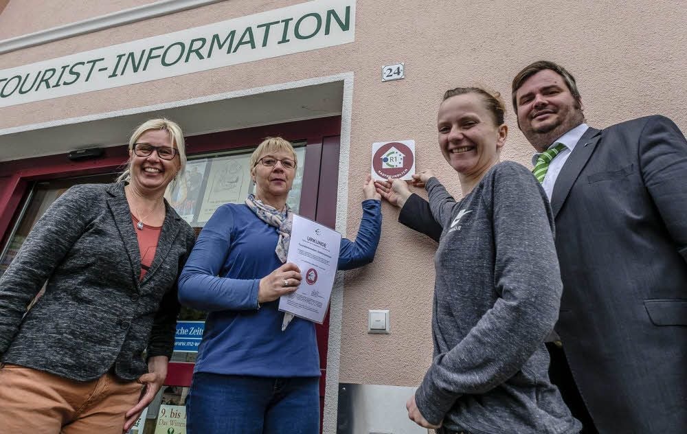 Große Freude über kleines Schild: Die Stadtinfo Gräfenhainichen ist seit Montag „radfreundlich“. Dafür gibt es ein Zertifikat.