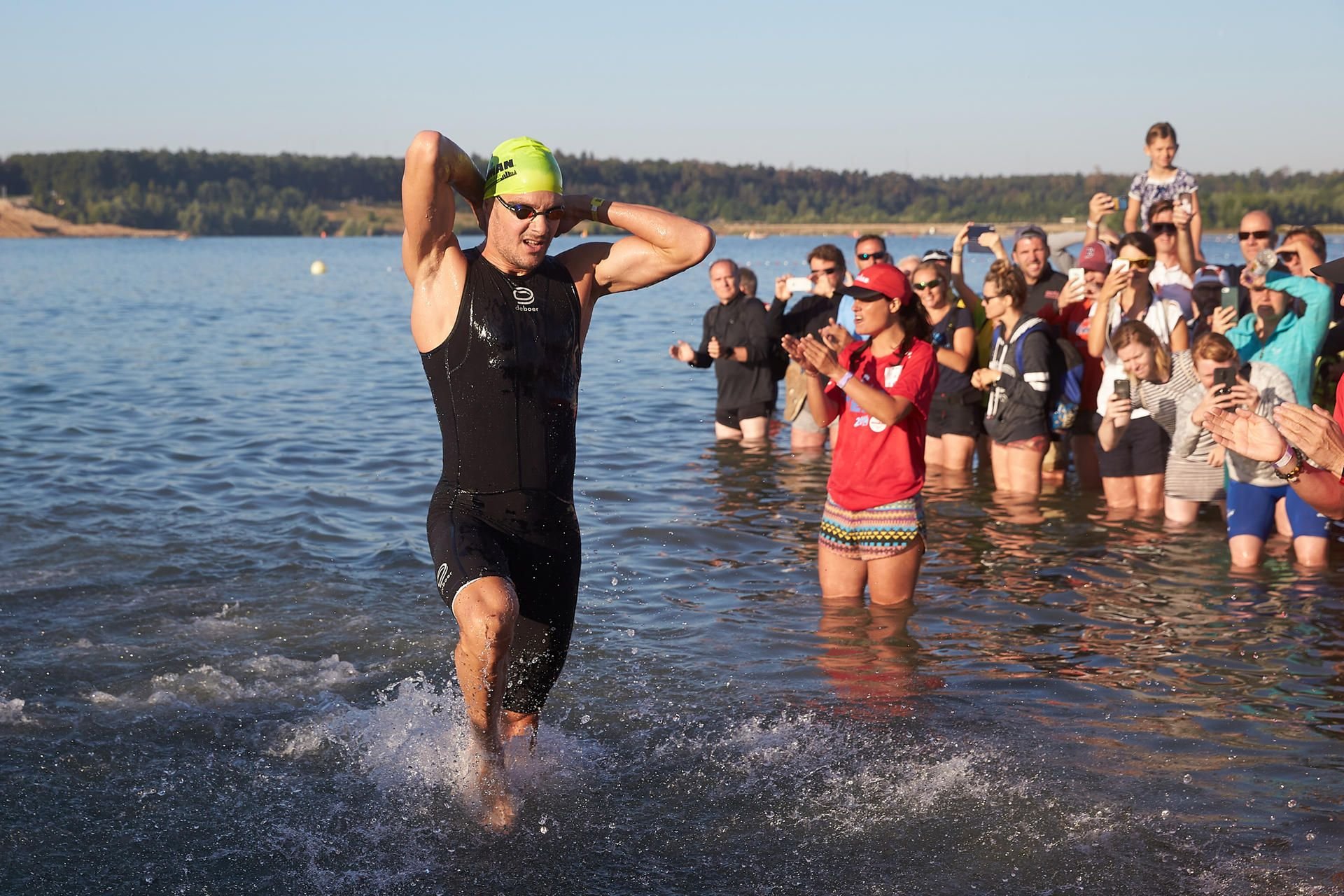 Der Deutsche Jan Frodeno verlässt bei den Ironman-Triathlon-Europameisterschaften mit Schwimmen über 3,86 Kilometer, 180 Kilometer Radfahren und einem Marathonlauf als Erster nach dem Schwimmen das Wasser.