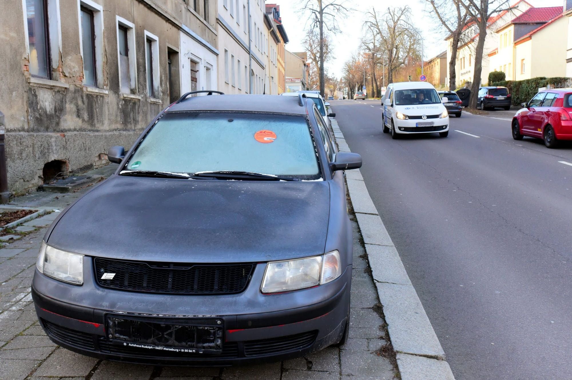 Dem Halter dieses Wagens hat das Ordnungsamt ein Ultimatum gesetzt.