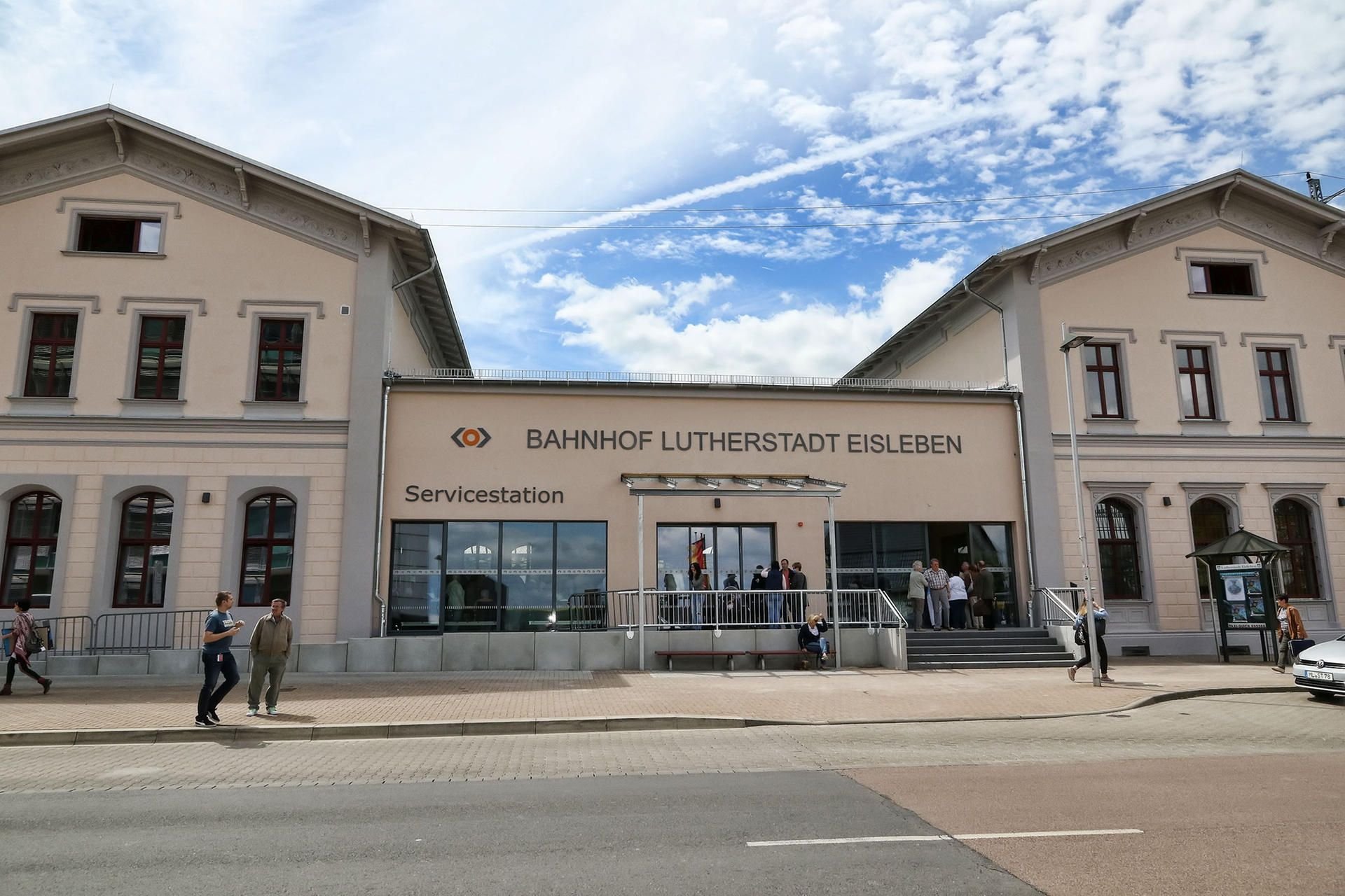 Nach knapp anderthalbjähriger Sanierung hat die Bahnhofsgenossenschaft Eisleben am Mittwoch im Bahnhofsgebäude Einweihung gefeiert.