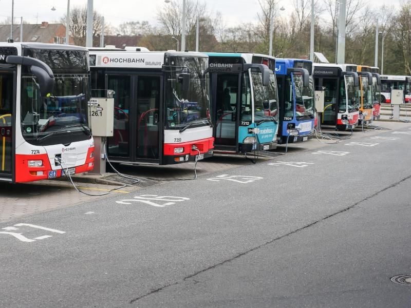 Busse des Hamburger Verkehrsverbundes stehen auf einem Betriebshof für ihren Einsatz bereit. Foto: Ulrich Perrey/Archivbild