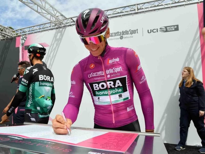 Pascal Ackermann schreibt sich vor der achten Giro-Etappe ein. Foto: Gian Mattia D'alberto Lapresse via ZUMA Press