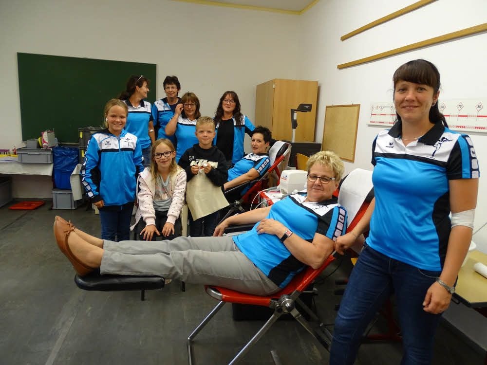 Die einen haben es schon hinter sich, den anderen steht es noch bevor: Frauen vom Prettiner Gymnastikverein kamen gemeinsam zur Blutspende.