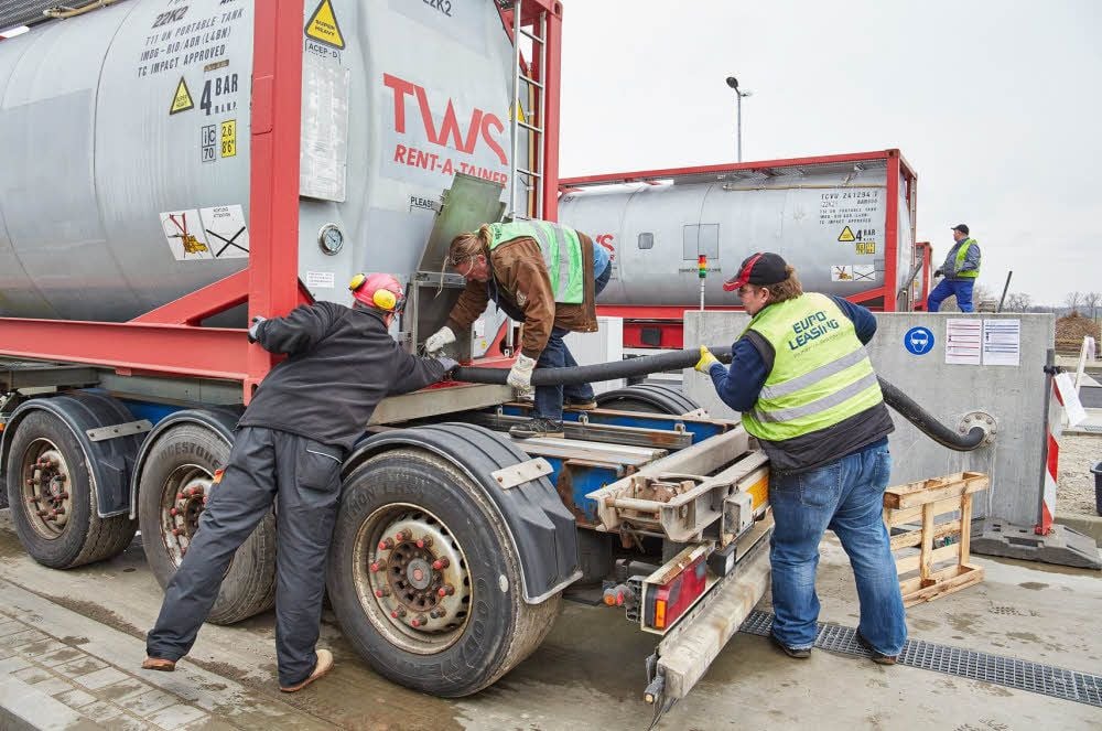 Tanklastwagen liefern ab Oktober wieder Salzlauge aus dem K+S-Kalirevier Werra auf dem Solfeld Gnetsch bei Bernburg an.