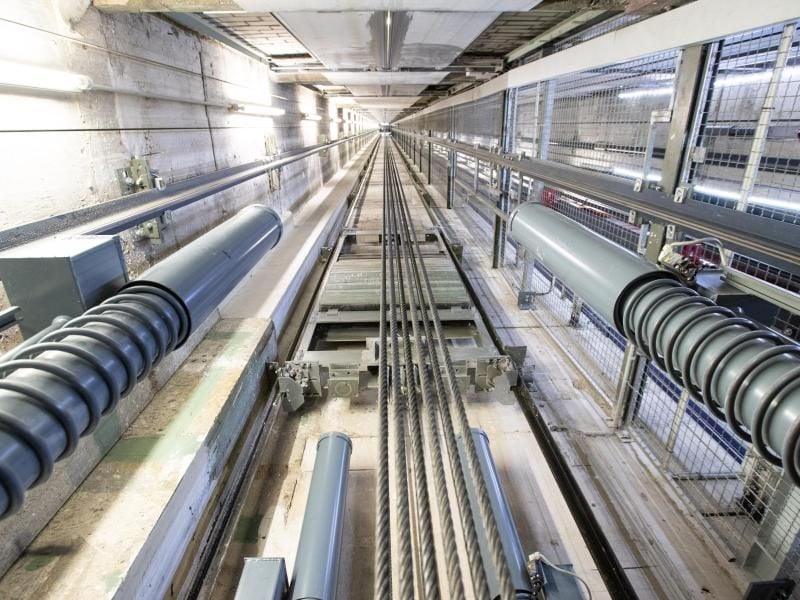 Ein Fahrstuhlschacht von ThyssenKrupp. Foto: Marcel Kusch/dpa