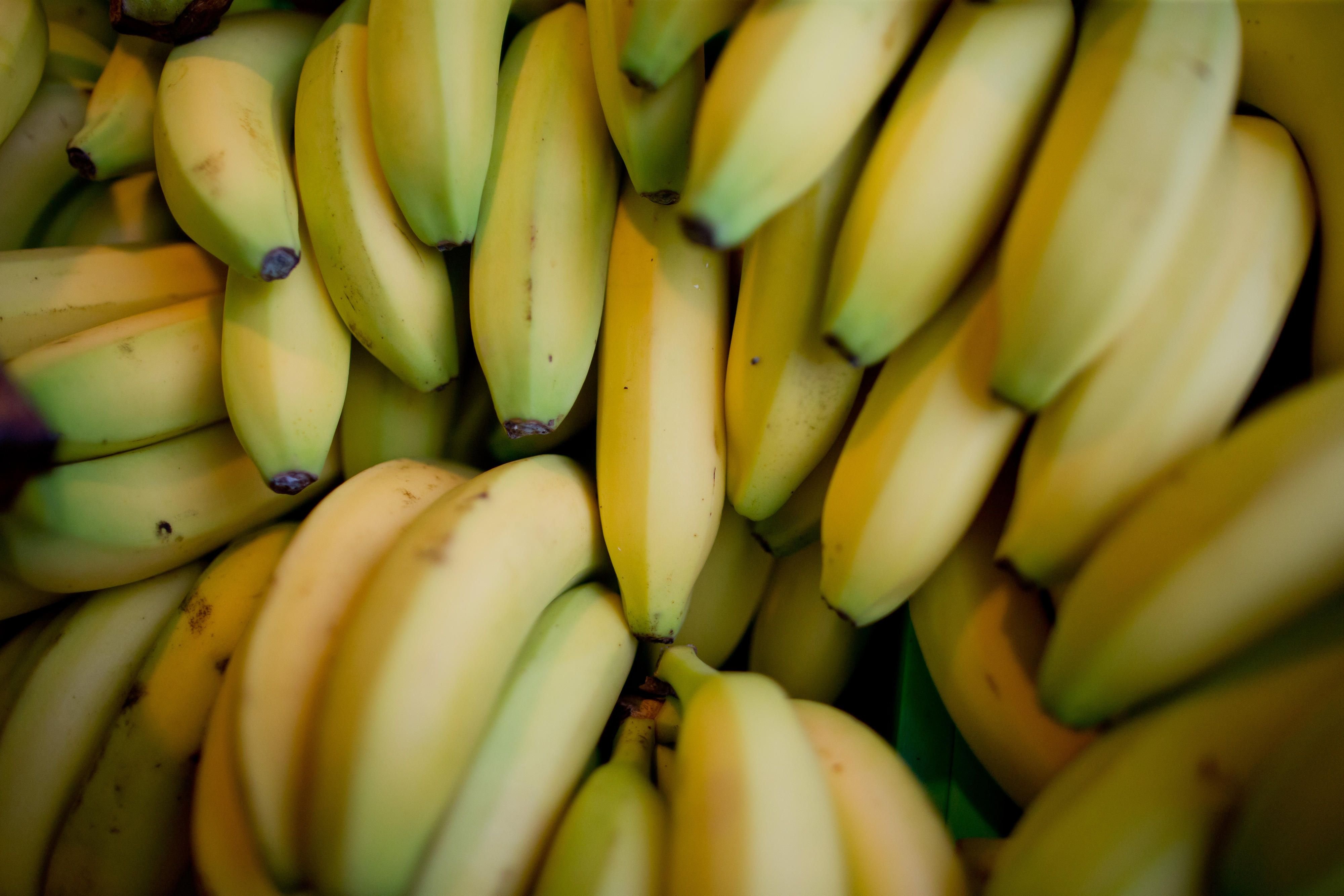 Bananen liegen in einer Kiste in einem Supermarkt.
