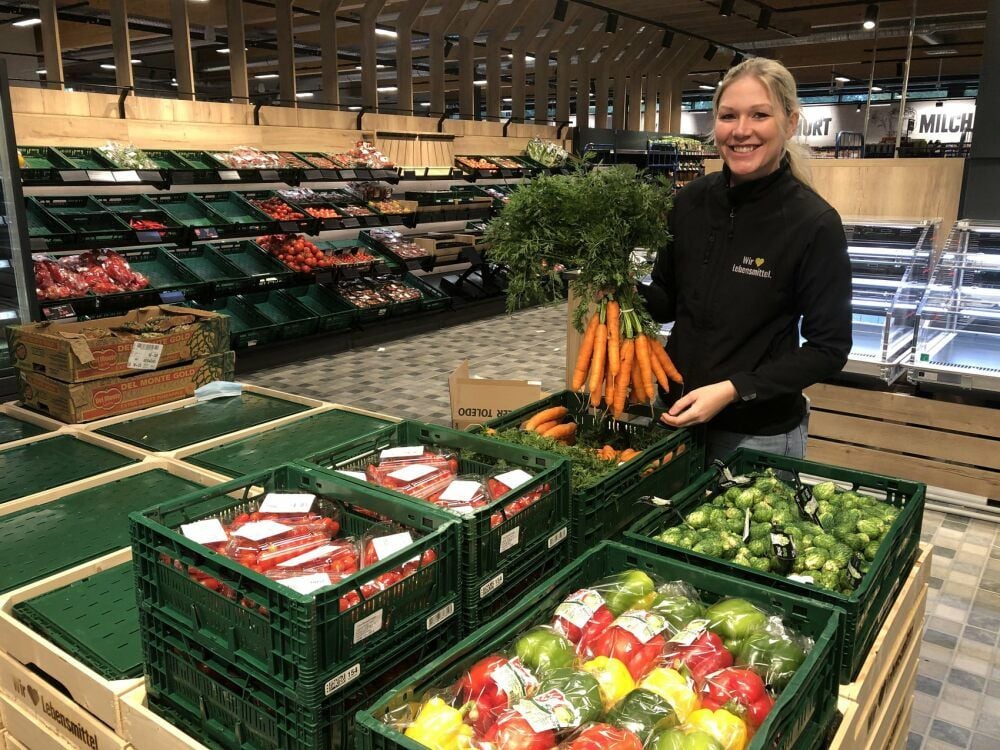 Katharina Maaß ist die Marktleiterin des neuen Edeka am Treff. Noch bis zur letzen Minute wurde am Mittwoch eingeräumt.