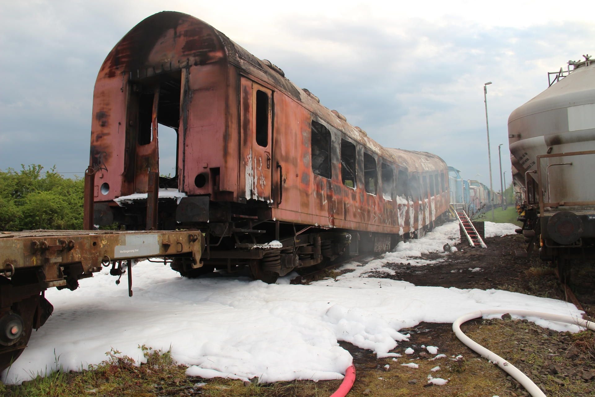 Dieser ausrangierter Schlafwaggon älteren Baujahres, der von der Malowa Bahnwerkstatt GmbH restauriert wird, hatte Feuer gefangen und stand in Flammen.