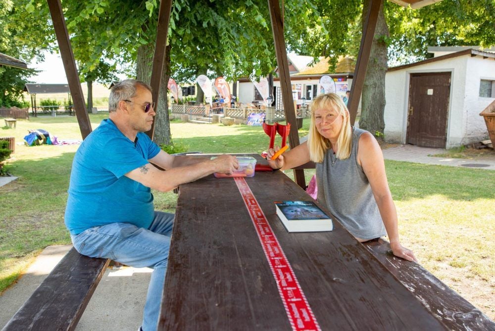 Gudrun und Andreas Korrek besuchten Samstag das Sommerbad in Theißen.