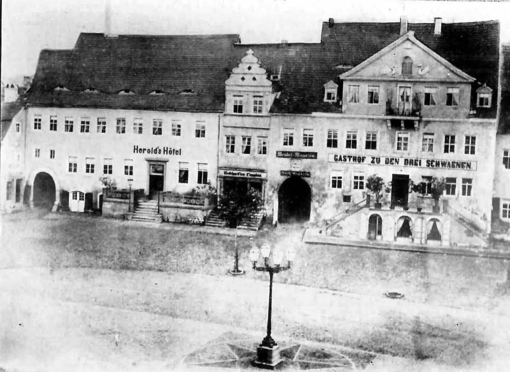 Der Durchgang hat eine lange Geschichte, hier um 1870. Bärgasse hieß er wegen des Hotels „Zum Schwarzen Bären“, das zwischenzeitlich, wie hier zu sehen, „Herolds“ Hotel war.