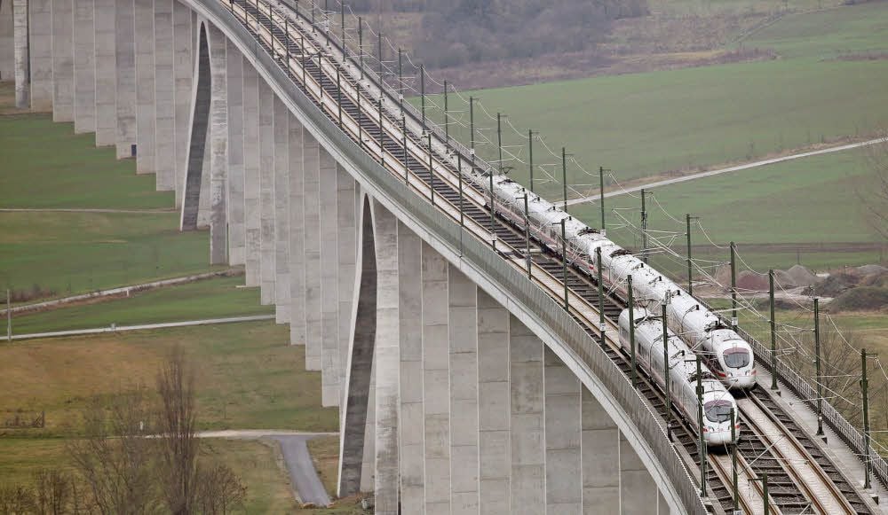 Zwei ICE-Züge begegnen sich auf der Unstruttalbrücke im Burgenlandkreis.
