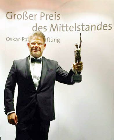 Hallog-Geschäftsführer Uwe Ritzmann mit dem Preis