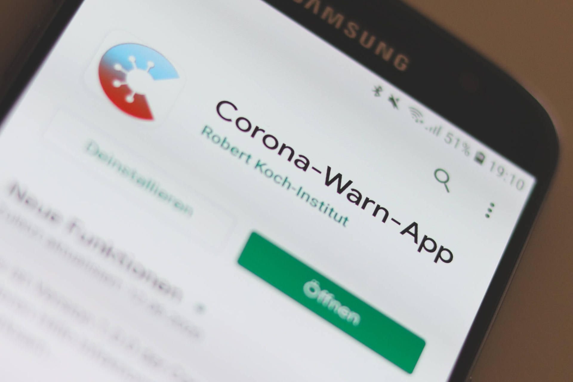 Die Anwendung Corona-Warn-App im Google Play Store auf einem Smartphone zum Download.