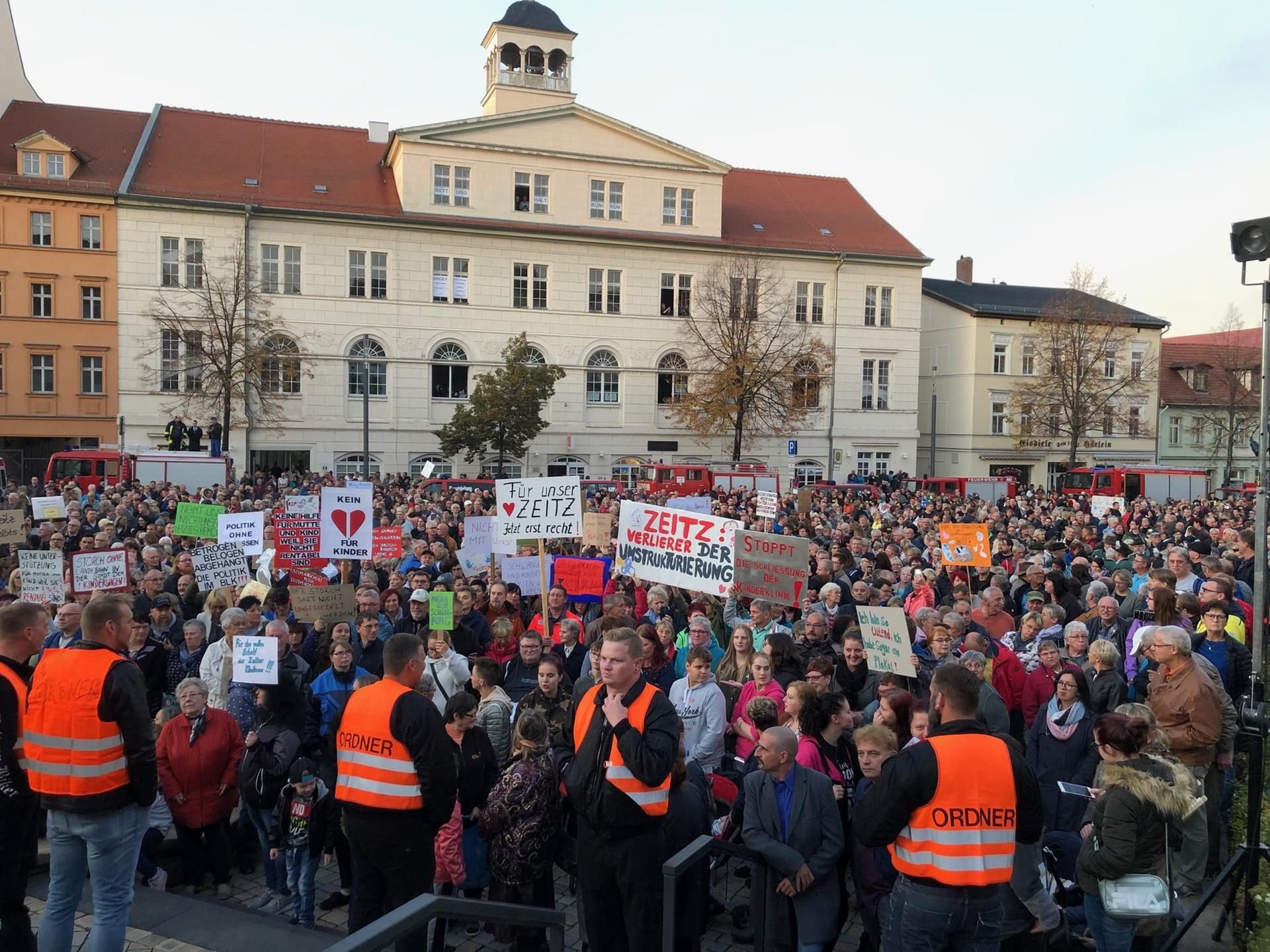 Tausende Bürger waren auf den Altmarkt gekommen, um für ihr Klinikum zu demonstrieren.