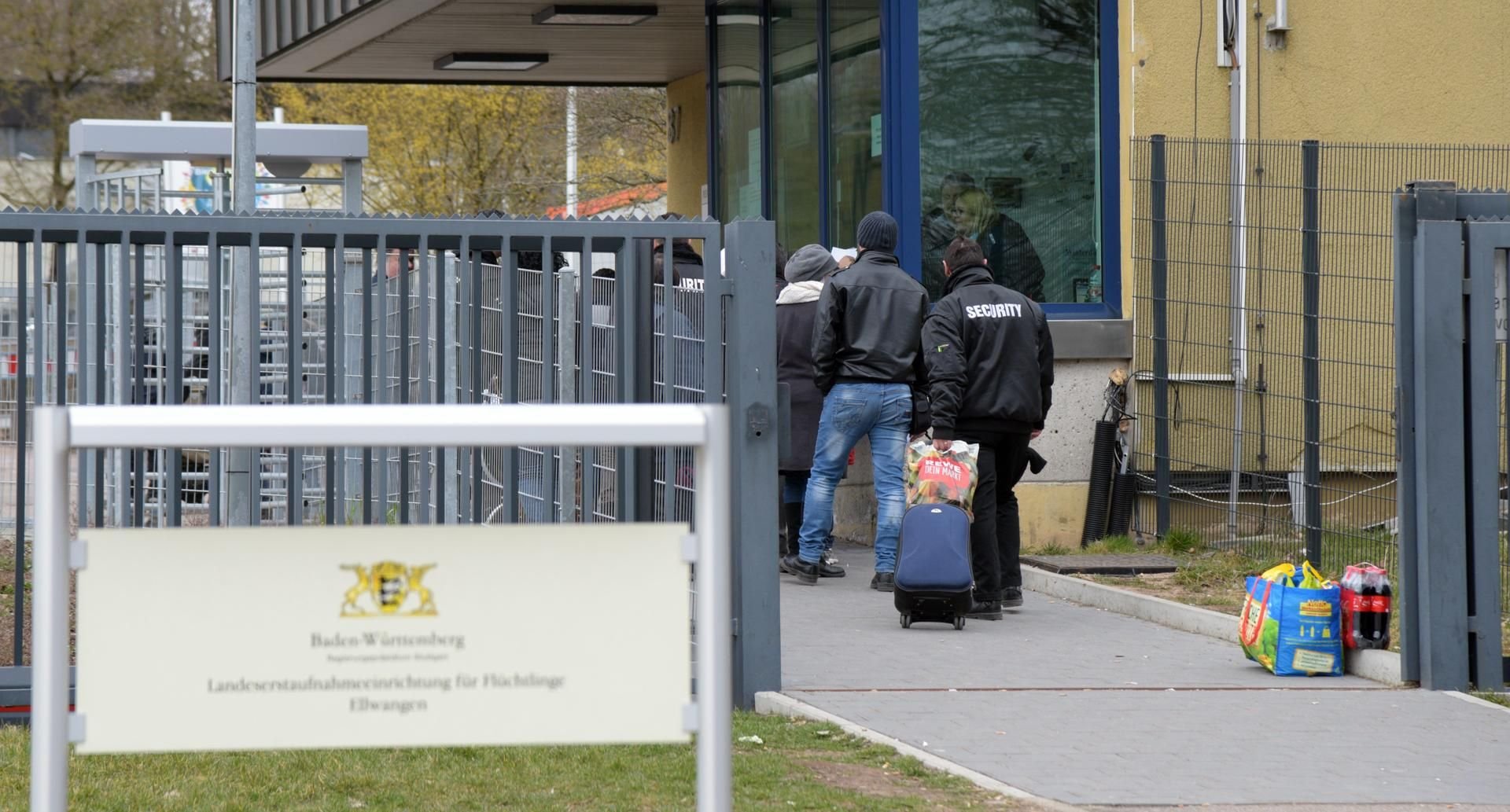 Baden-Württemberg, Ellwangen: Sicherheitsmitarbeiter kontrollieren am 23.03.2016 in der Landeserstaufnahmeeinrichtung (LEA) für Flüchtlinge die Taschen von Bewohnern. (Archivfoto)
