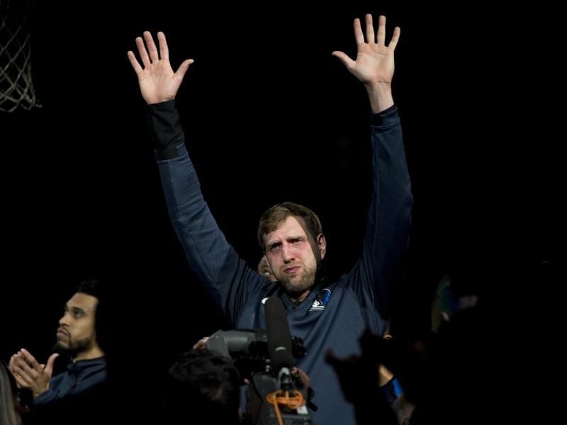 Dirk Nowitzki war vor dem Spiel in San Antonio ergriffen. Foto: Philipp Hülsmann