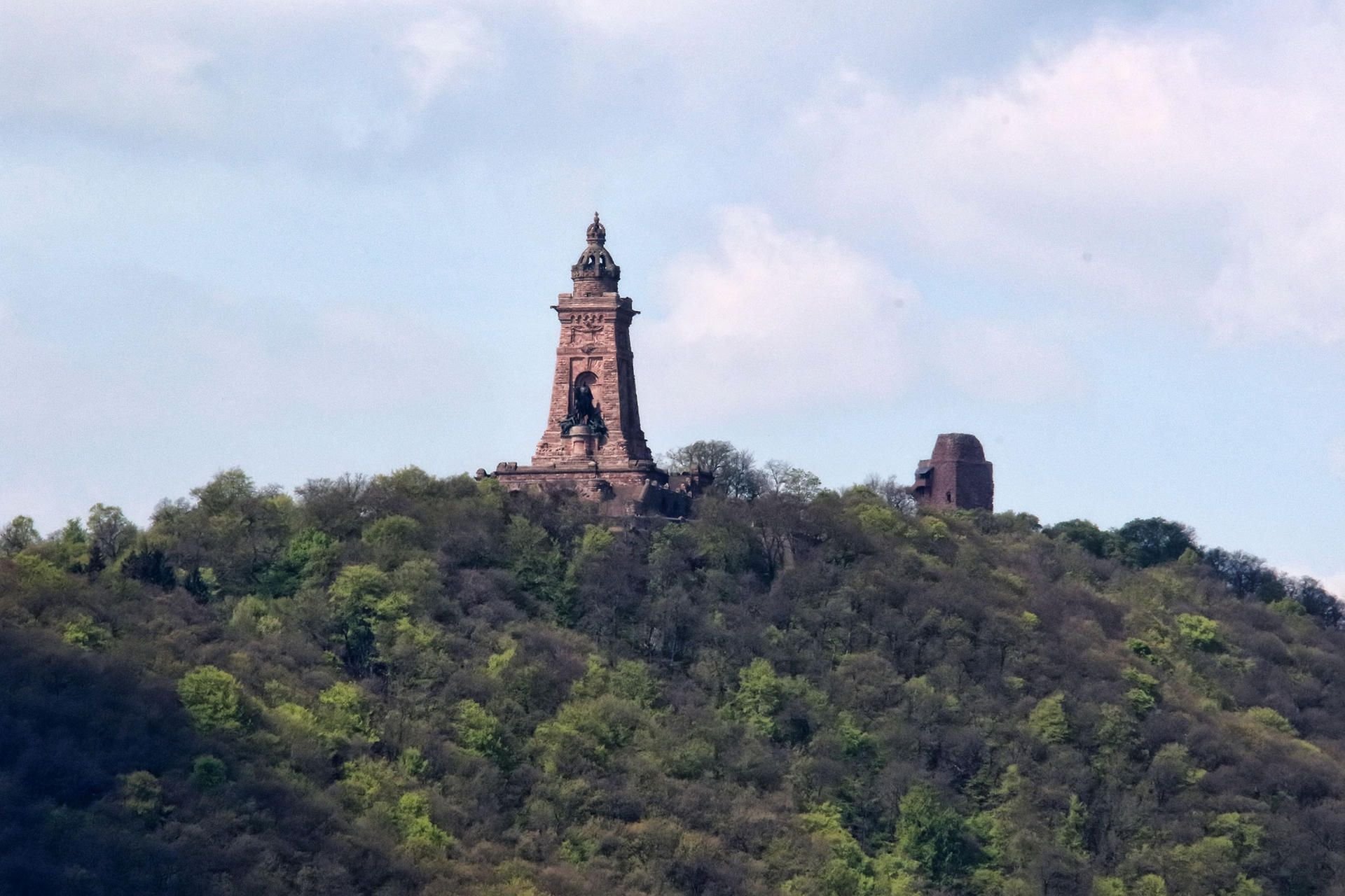Der Wanderweg führt über 37 Kilometer durch den Kyffhäuserwald - auch am Denkmal entlang. Start und Ziel liegen im thüringischen Bad Frankenhausen.