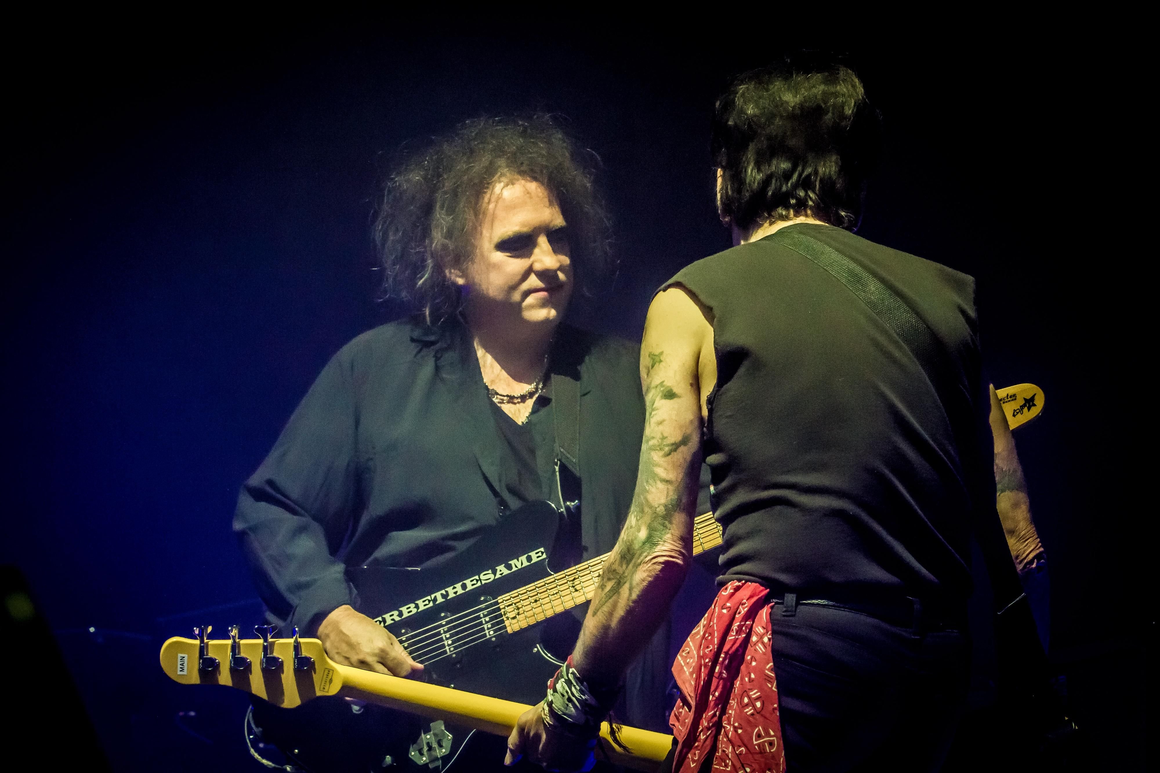 Robert Smith (li.) steht mit The Cure-Urgestein Simon Gallup am Bass auf der Bühne.