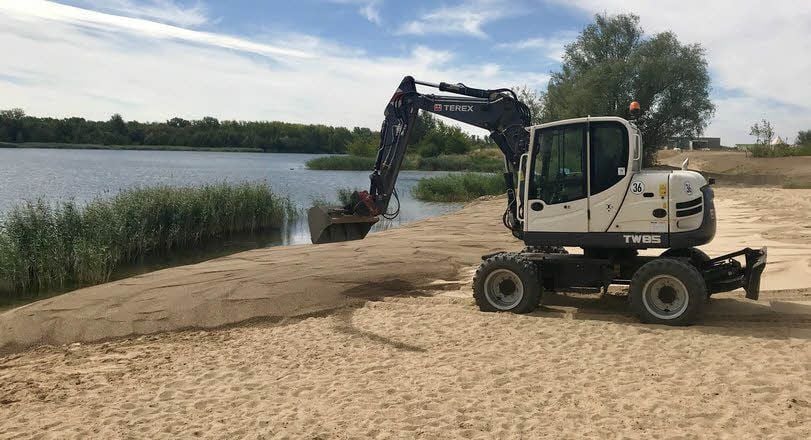 Der gefährdete Uferbereich wird am Hufeisensee versiegelt.